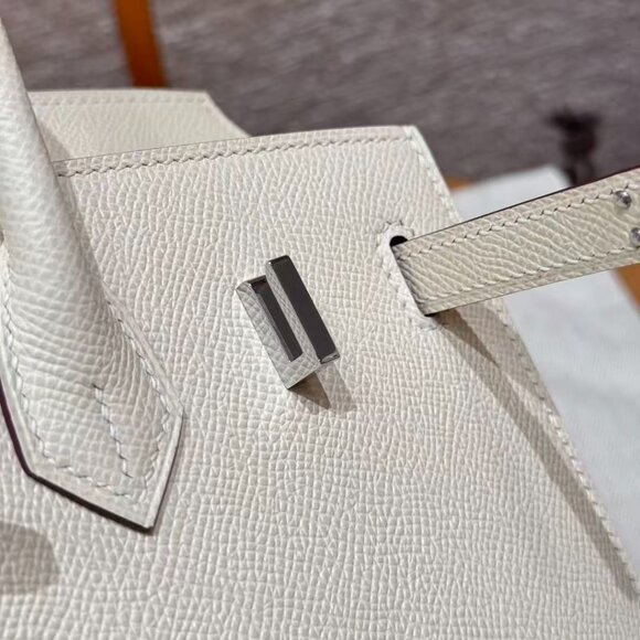 Classic Hermes Bag: A Stylish and Versatile Choice for Elegance - Picture 6 of 6